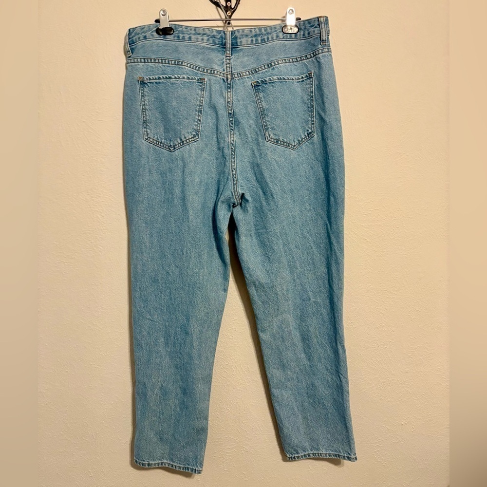 Distressed High Rise Jeans - Picture 2 of 4